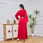 عباية مطرزة بفتحة - حمراء