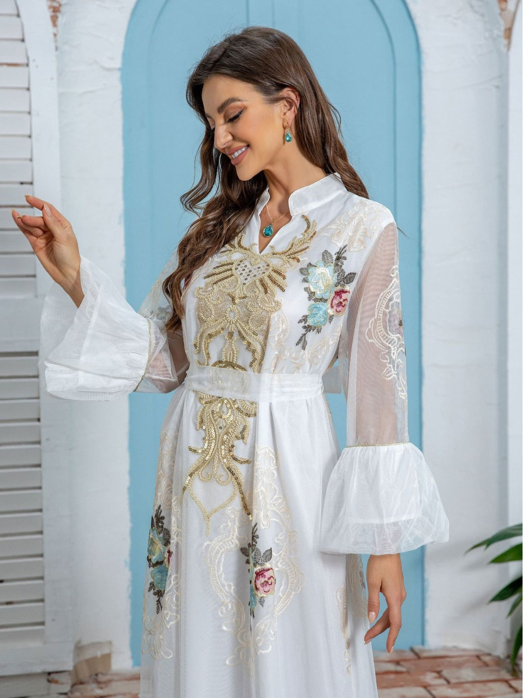 قفطان أبيض مزين بالزهور بأكمام واسعة