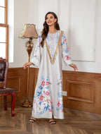 قفطان ذهبي بطبعة زهور وفتحة رقبة على شكل حرف V 