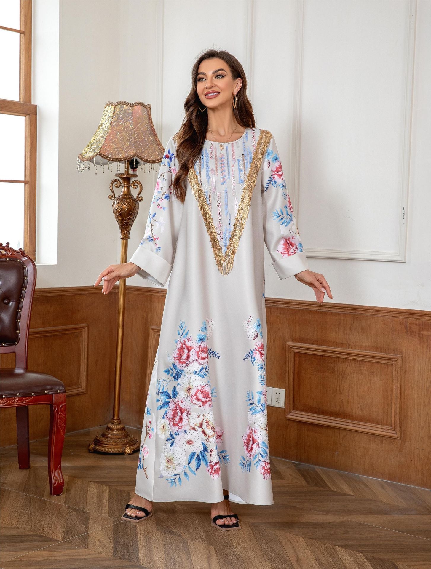 قفطان ذهبي بطبعة زهور وفتحة رقبة على شكل حرف V 