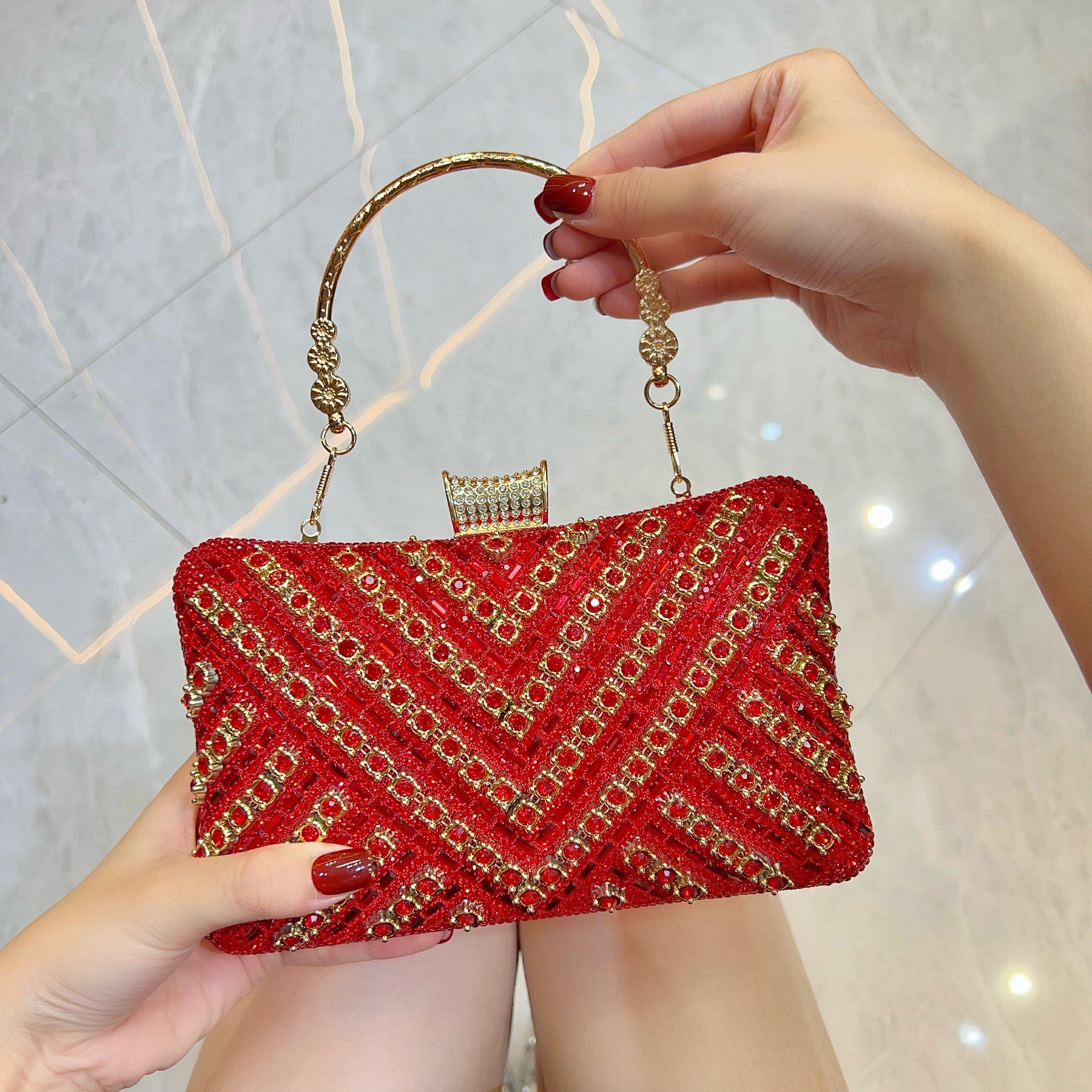 حقيبة يد مزينة بأحجار الراين والخرز اللامع 