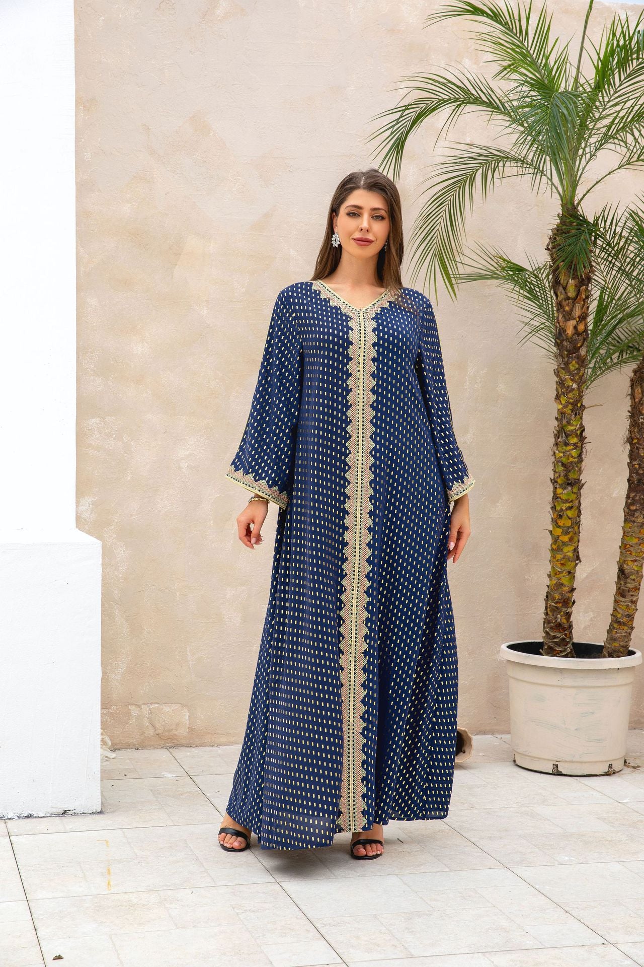 قفطان بشريط دانتيل وفتحة رقبة على شكل حرف V