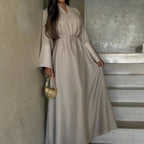 عباية بفتحة رقبة على شكل حرف V 