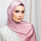 حجاب من الحرير الصناعي بلون سادة