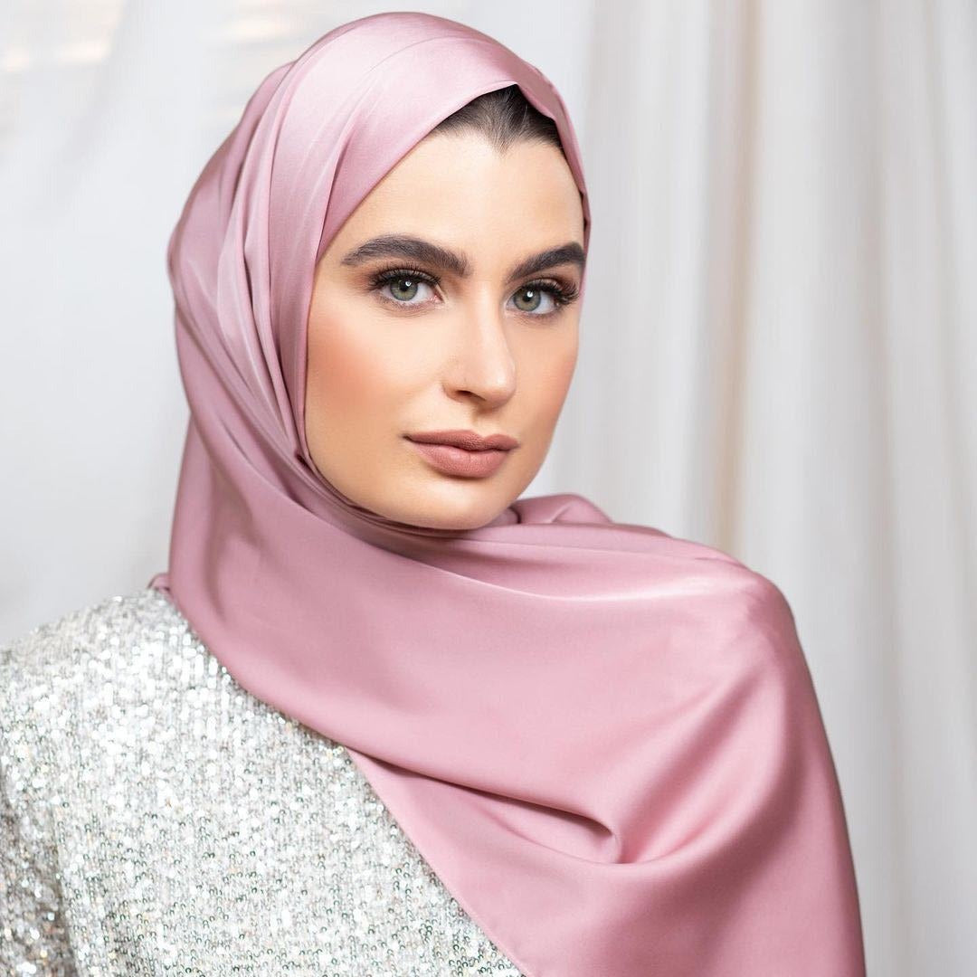 حجاب من الحرير الصناعي بلون سادة