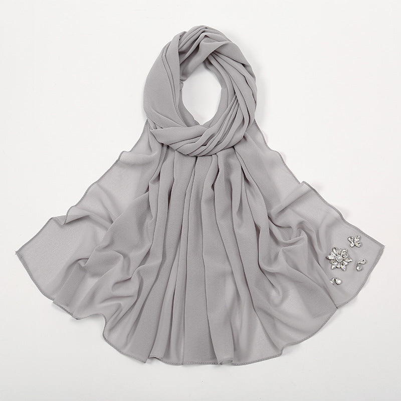 حجاب شيفون مزين بأحجار الراين واللؤلؤ بلون سادة