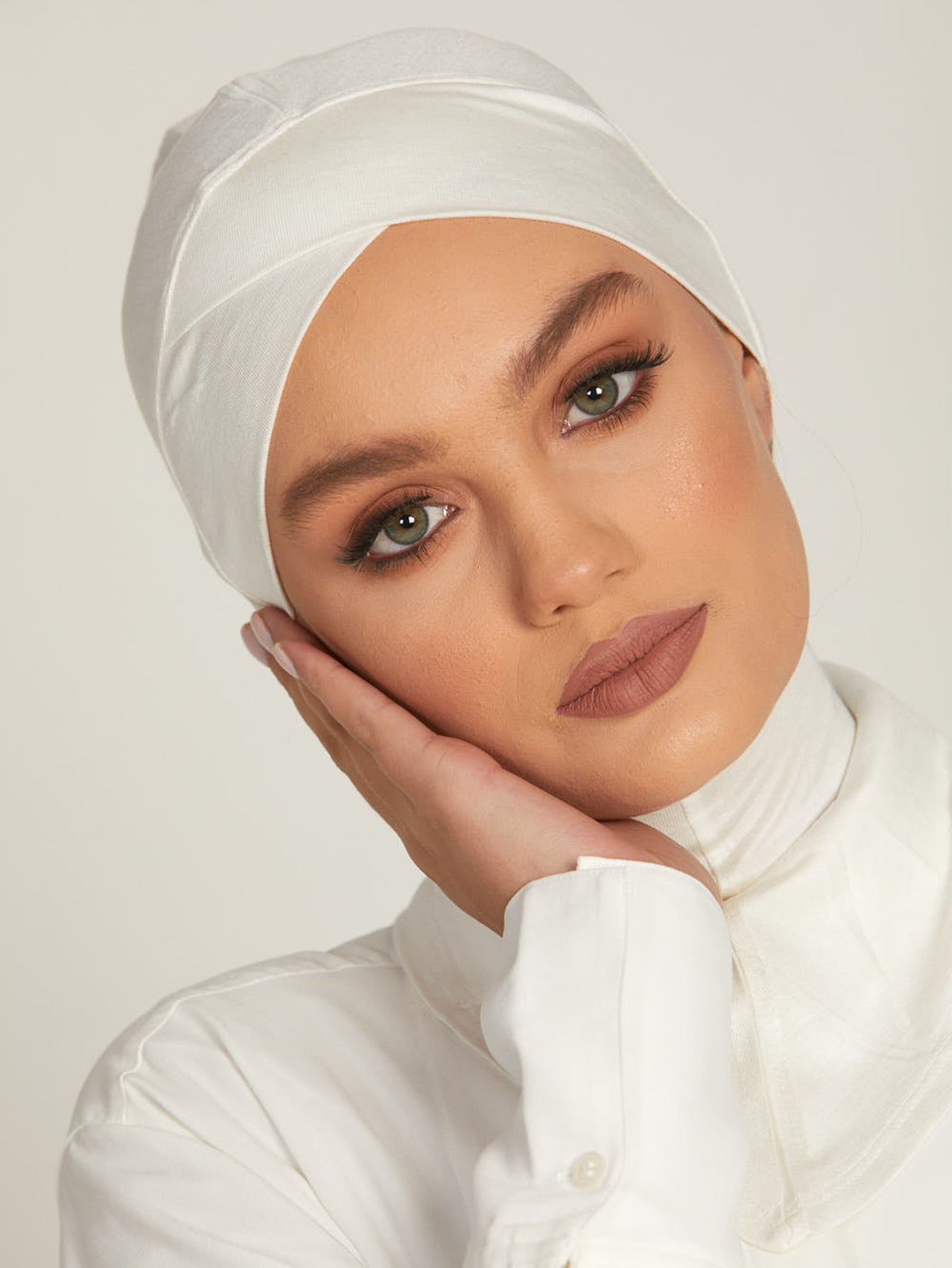 حجاب بلون سادة مع قاعدة متقاطعة عند الجبهة