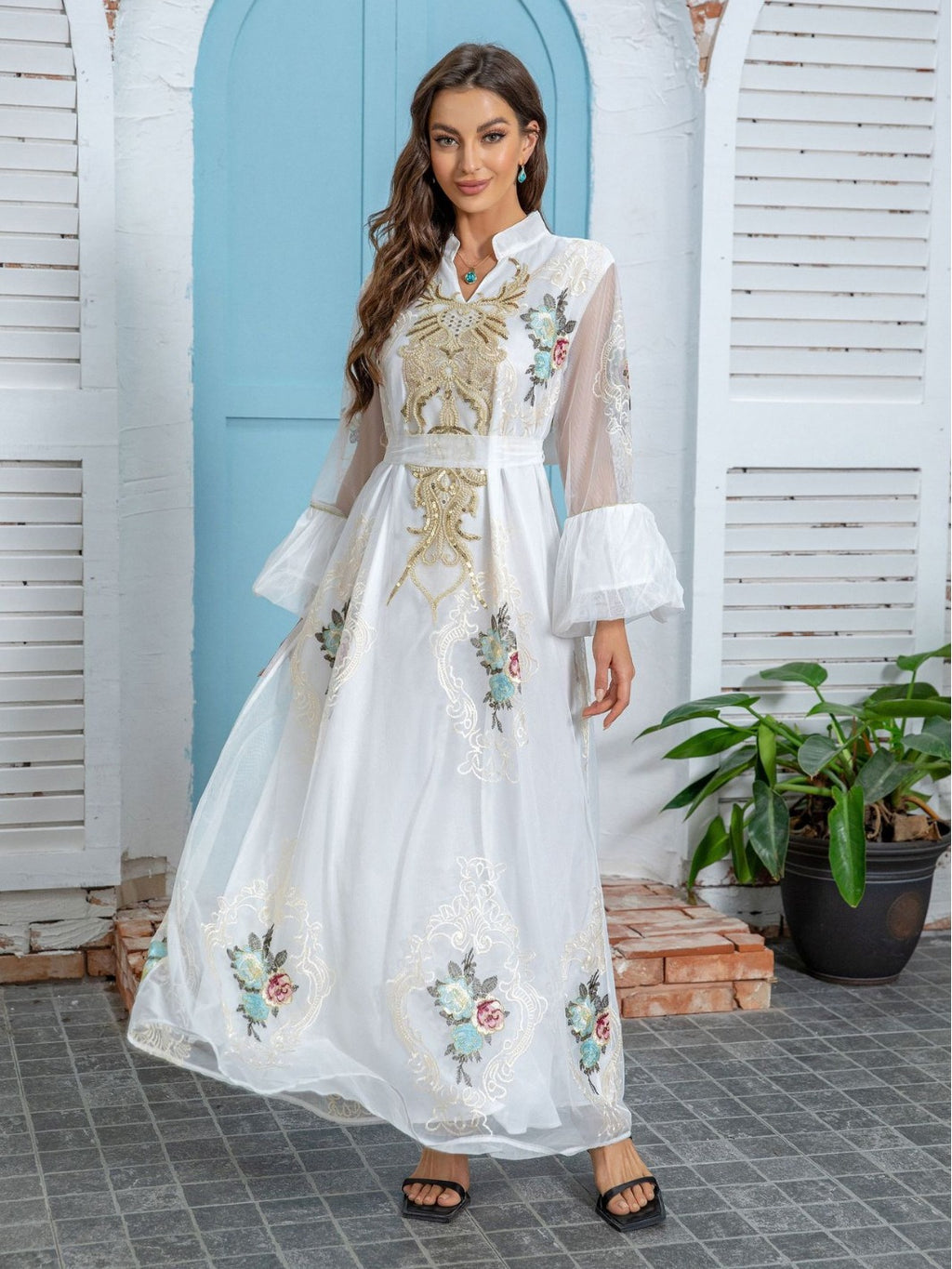 قفطان أبيض مزين بالزهور بأكمام واسعة
