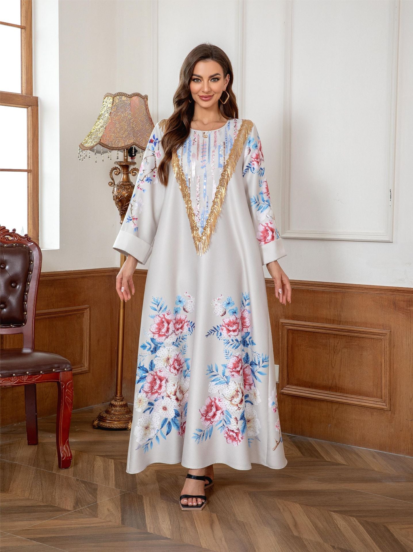 قفطان ذهبي بطبعة زهور وفتحة رقبة على شكل حرف V 