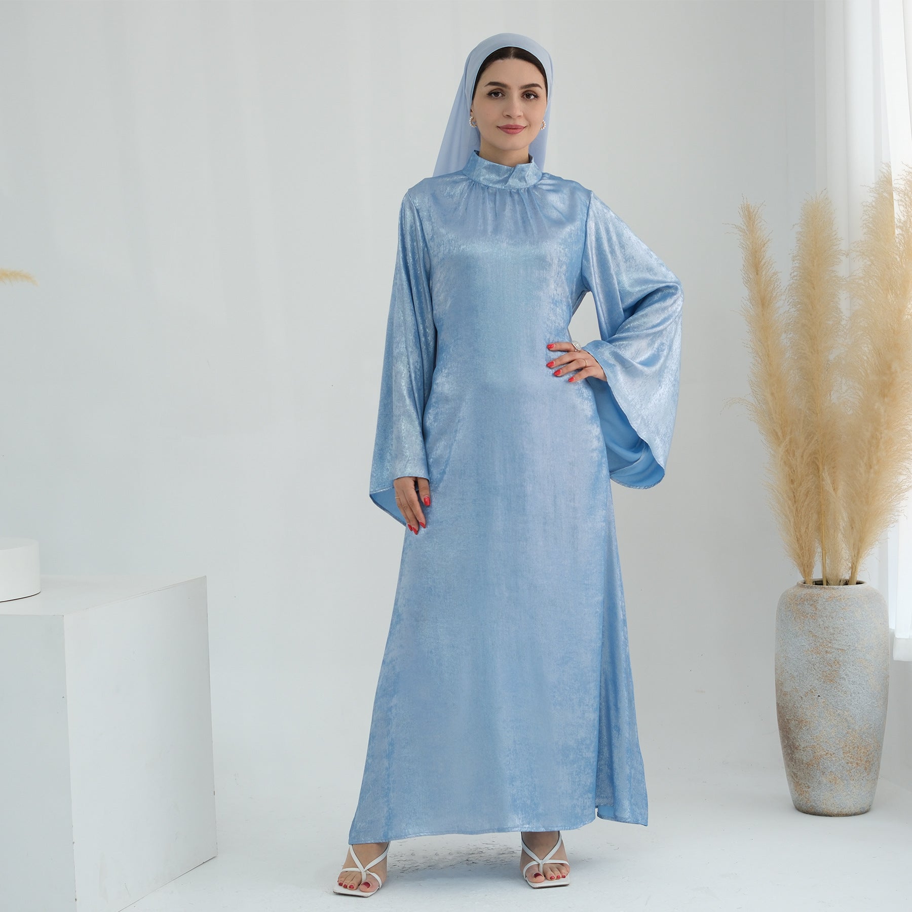 عبايات بياقة دائرية وأكمام واسعة