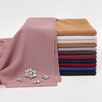 حجاب شيفون مزين بأحجار الراين واللؤلؤ بلون سادة