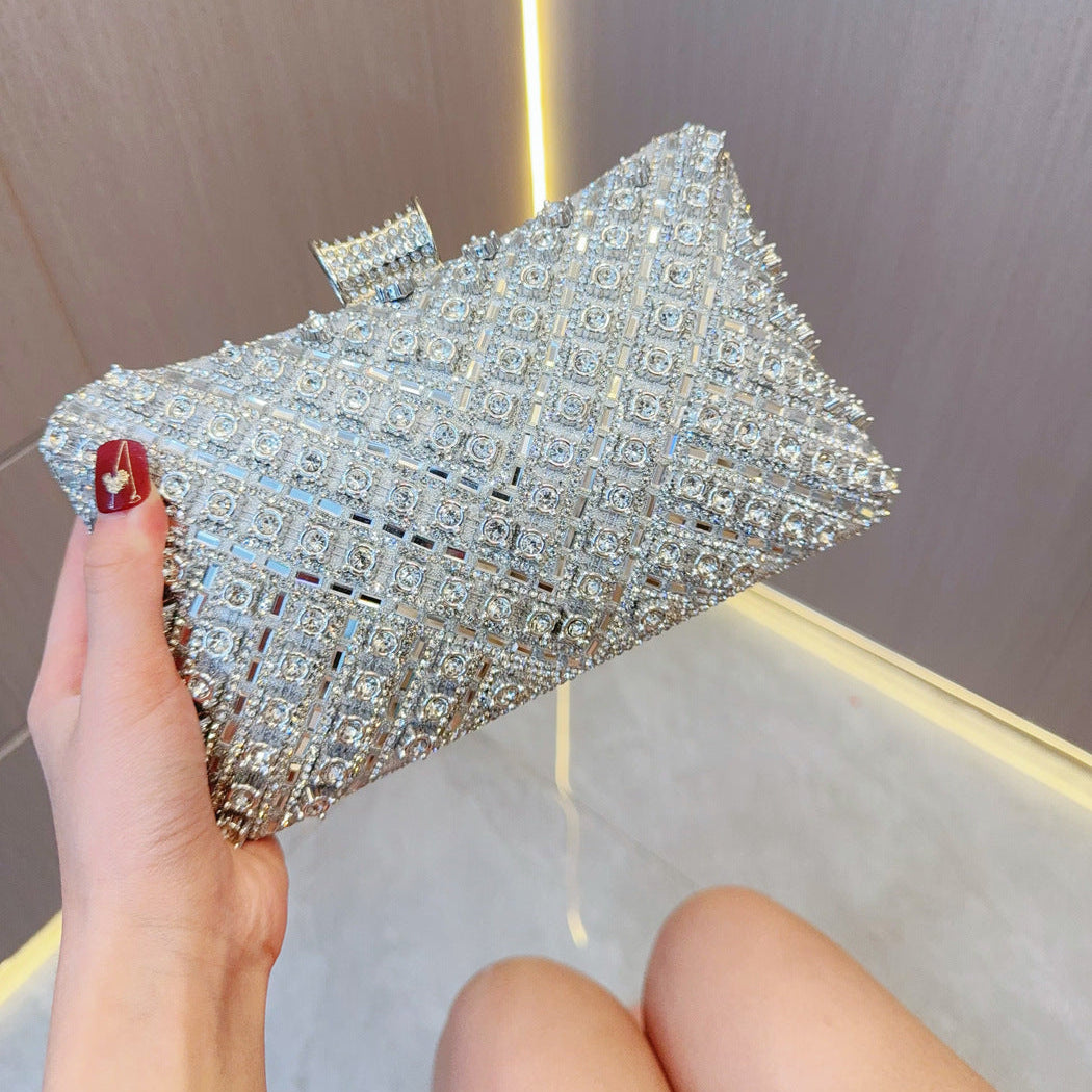 حقيبة يد مزينة بأحجار الراين والخرز اللامع 