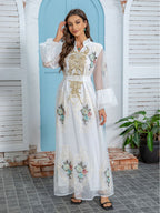 قفطان أبيض مزين بالزهور بأكمام واسعة