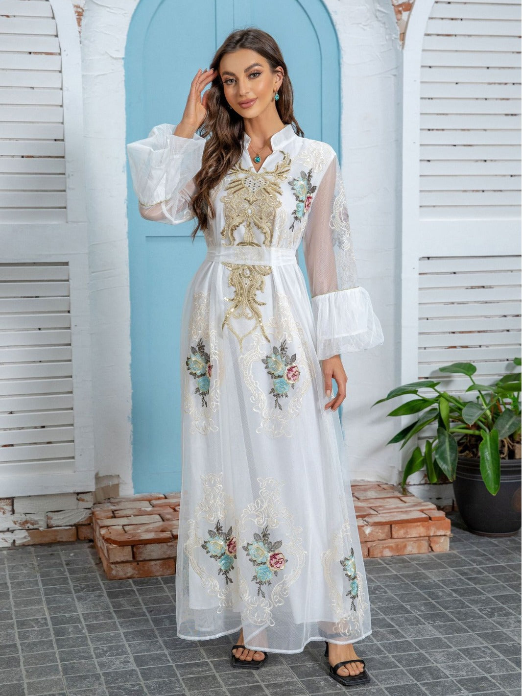 قفطان أبيض مزين بالزهور بأكمام واسعة