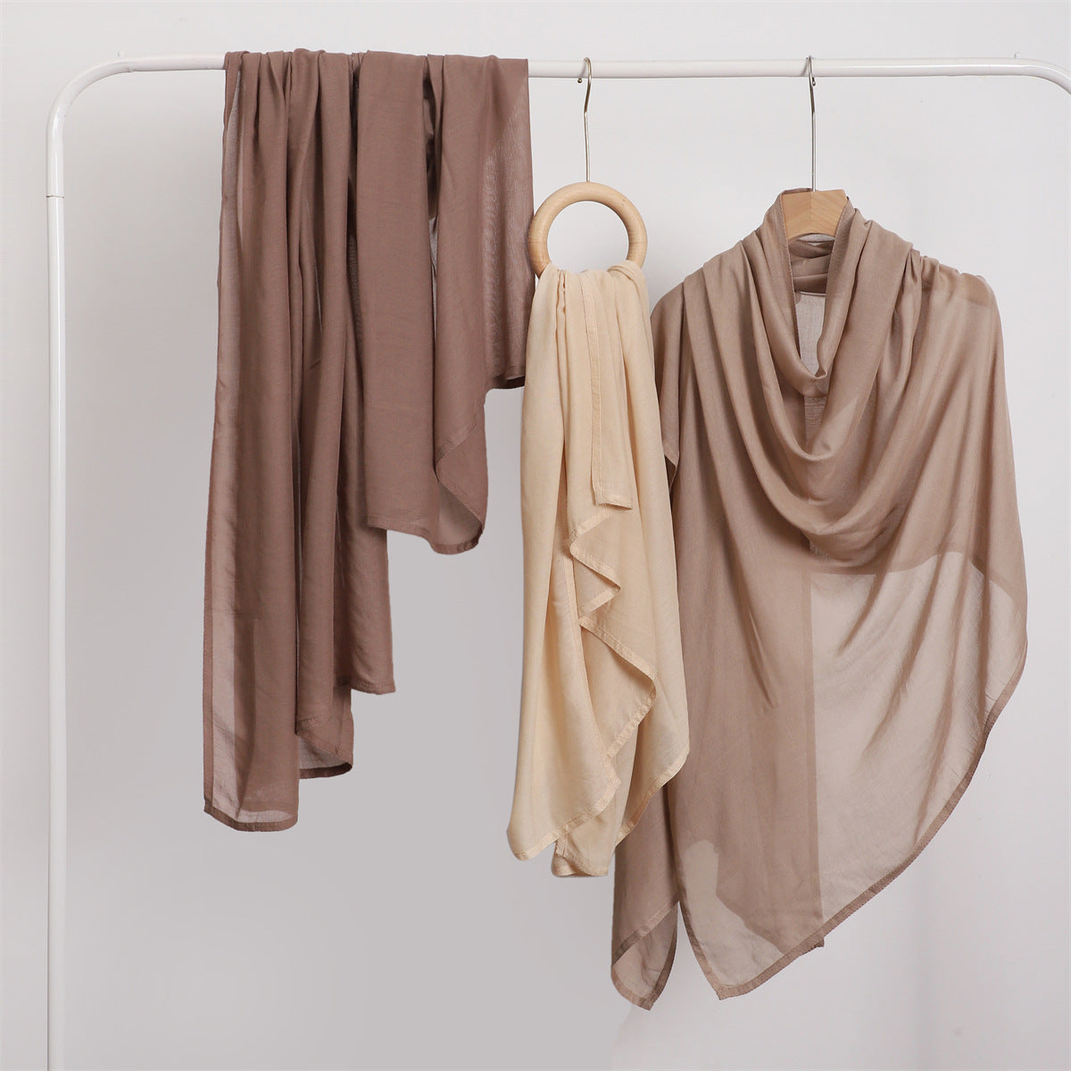 حجاب أحادي اللون من قماش القنب القطني بحافة واسعة