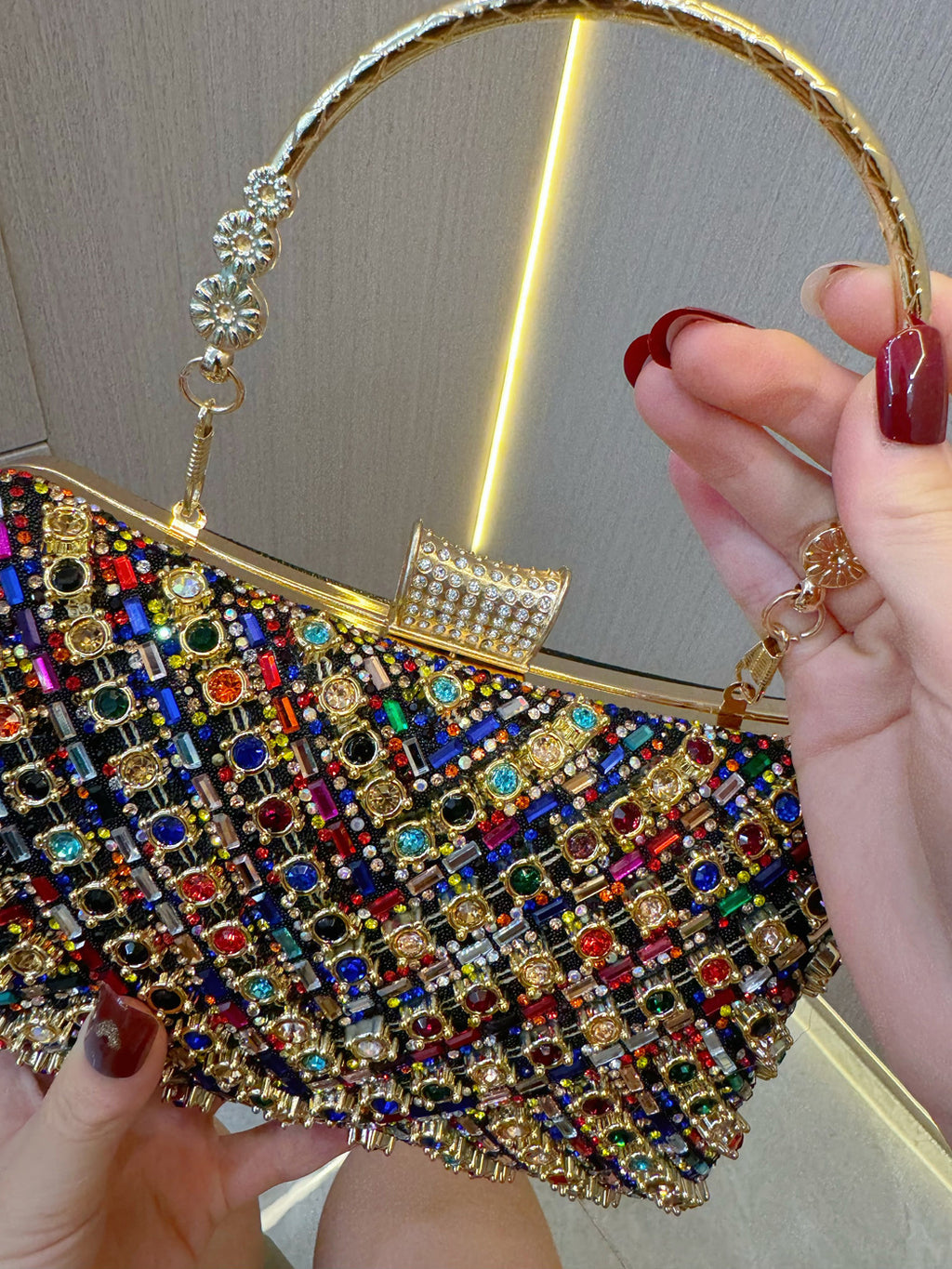 حقيبة يد مزينة بأحجار الراين والخرز اللامع 