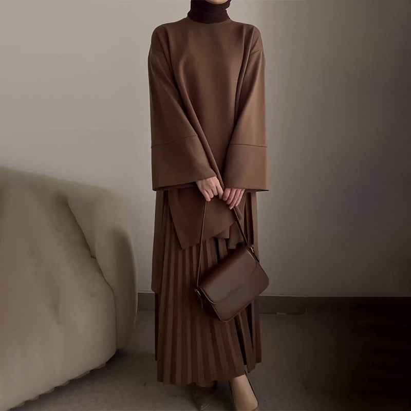 طقم بلوزة بياقة دائرية وتنورة مطوية