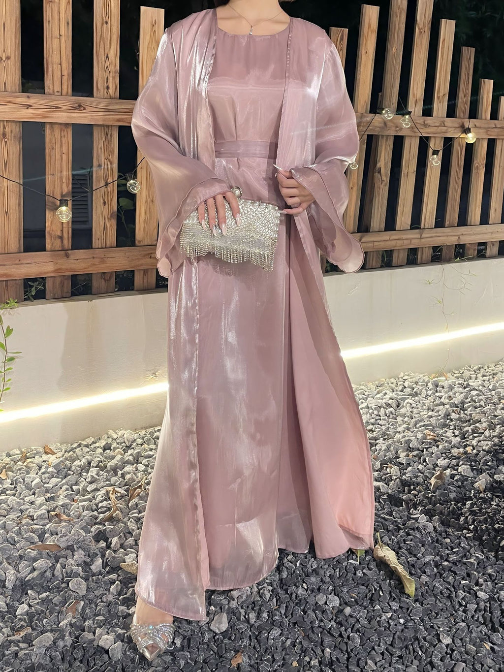 عباية من الحرير اللامع مكونة من قطعتين