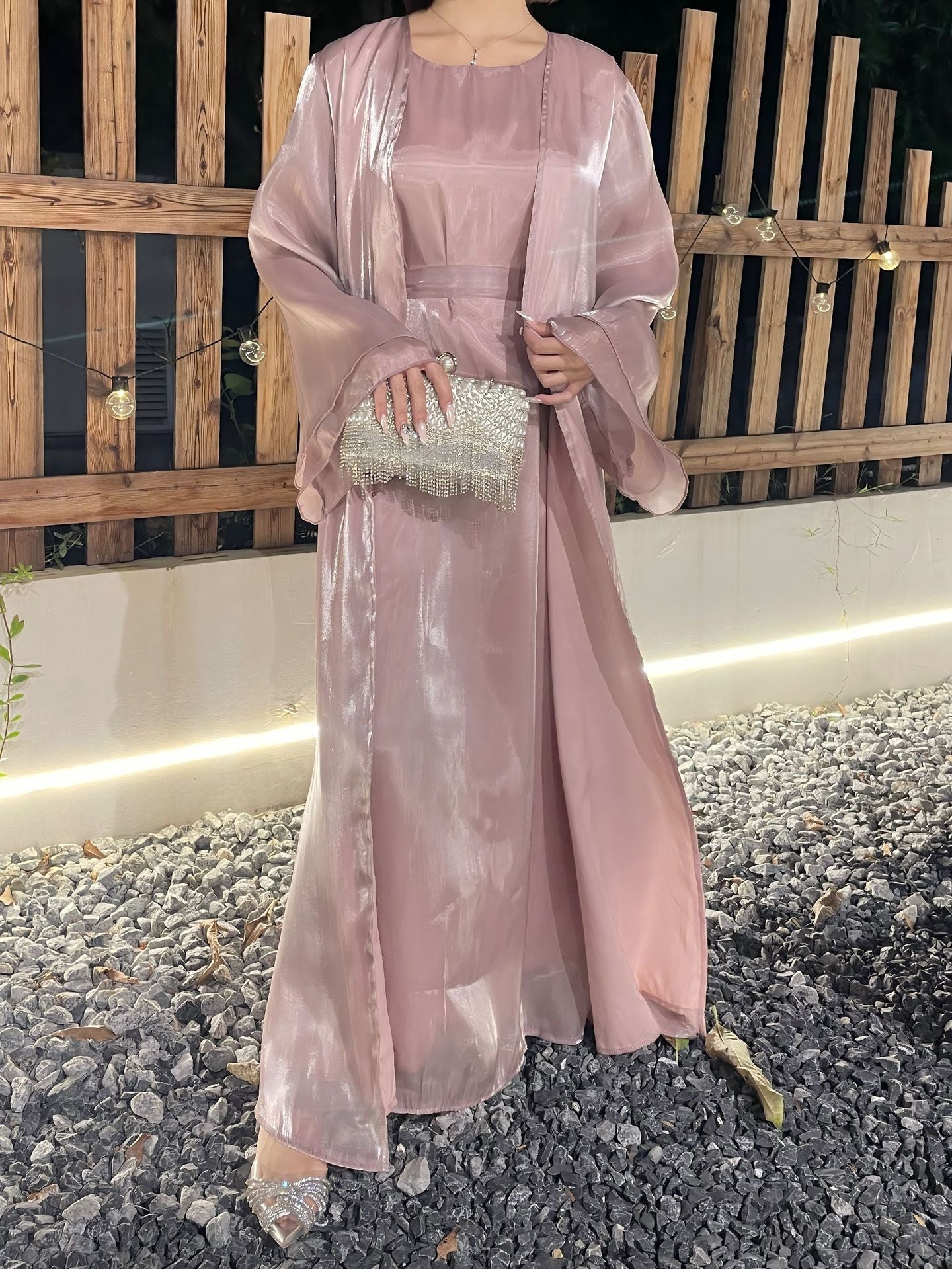 عباية من الحرير اللامع مكونة من قطعتين