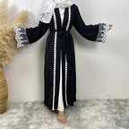 عباية مزينة بالدانتيل