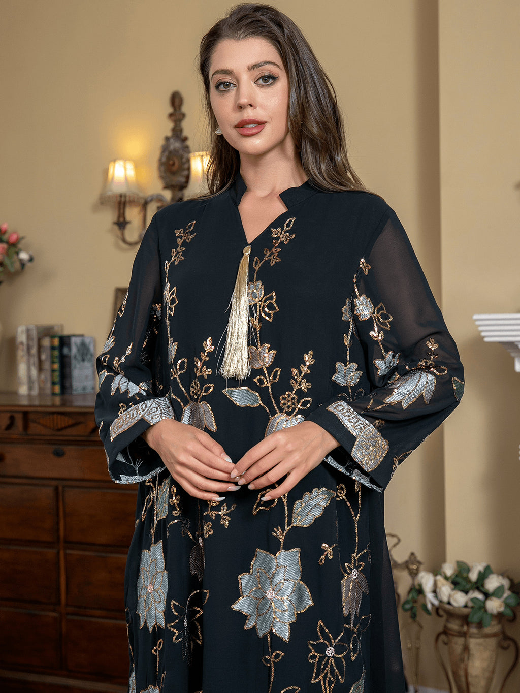 قفطان مزين بالترتر والشراشيب