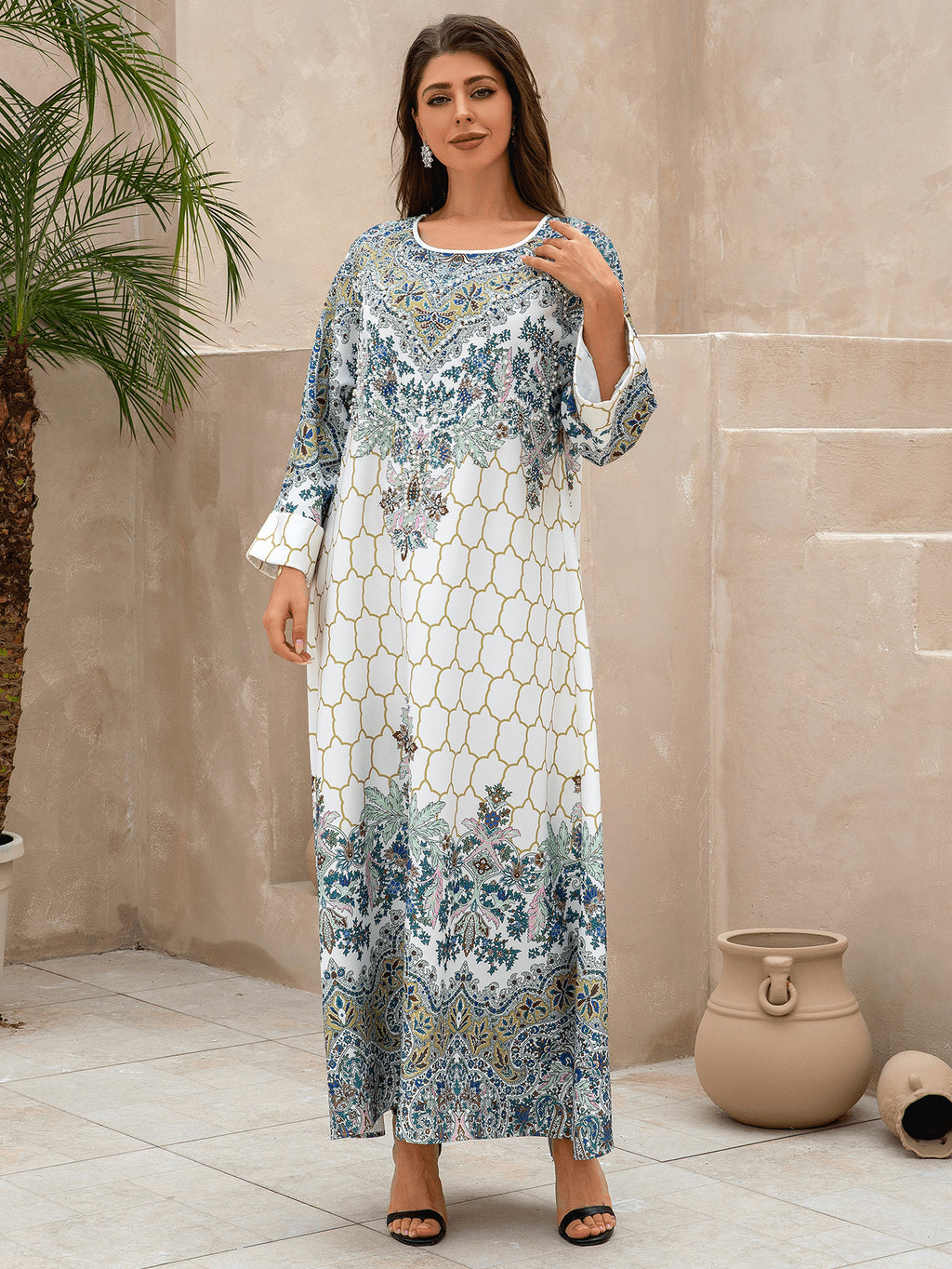 قفطان أبيض بلمسات زهرية