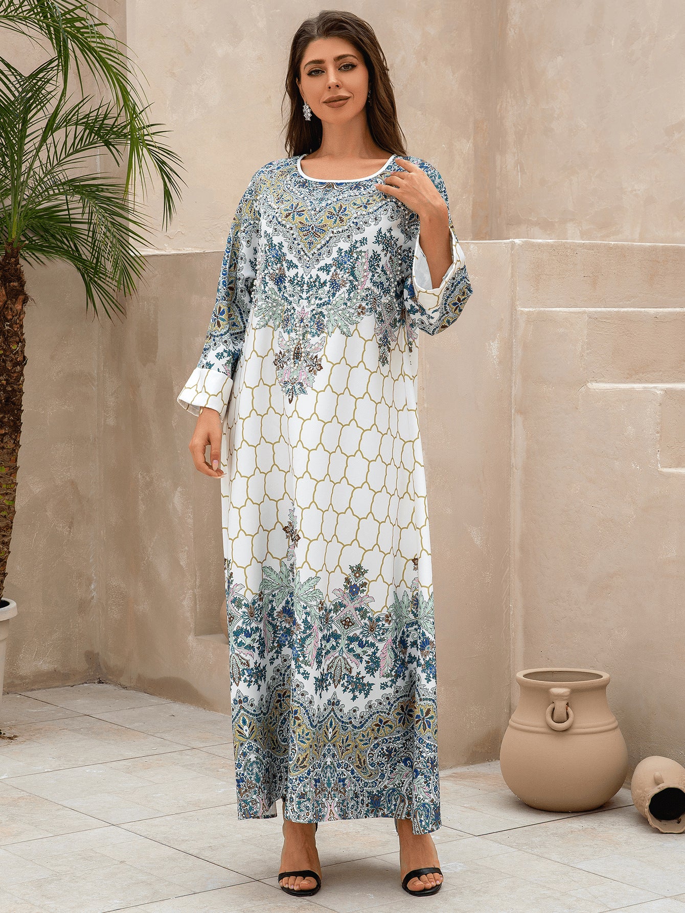 قفطان أبيض بلمسات زهرية