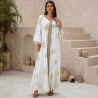 قفطان أبيض مطبوع برقبة على شكل حرف V