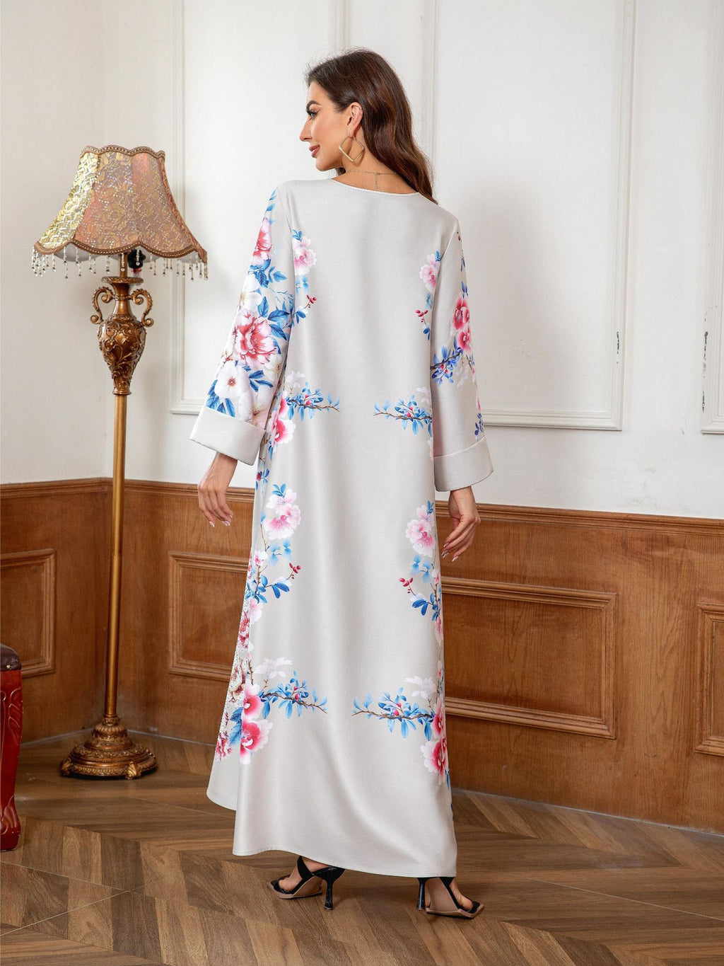 قفطان ذهبي بطبعة زهور وفتحة رقبة على شكل حرف V 