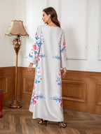 قفطان ذهبي بطبعة زهور وفتحة رقبة على شكل حرف V 