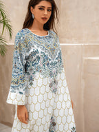 قفطان أبيض بلمسات زهرية