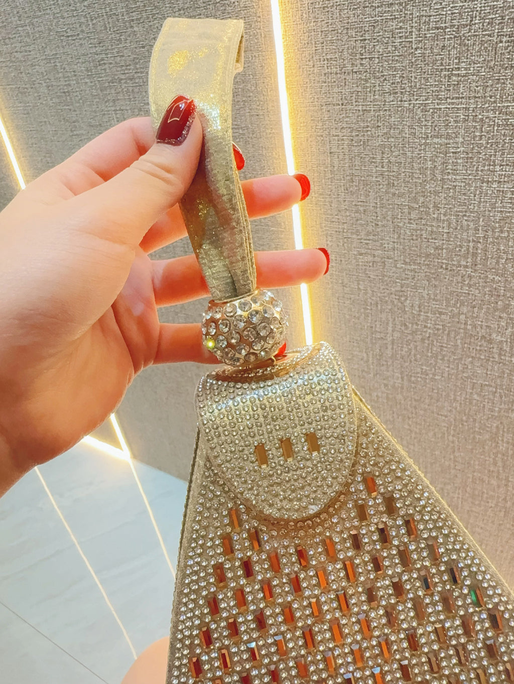 حقيبة يد هرمية من الكريستال 