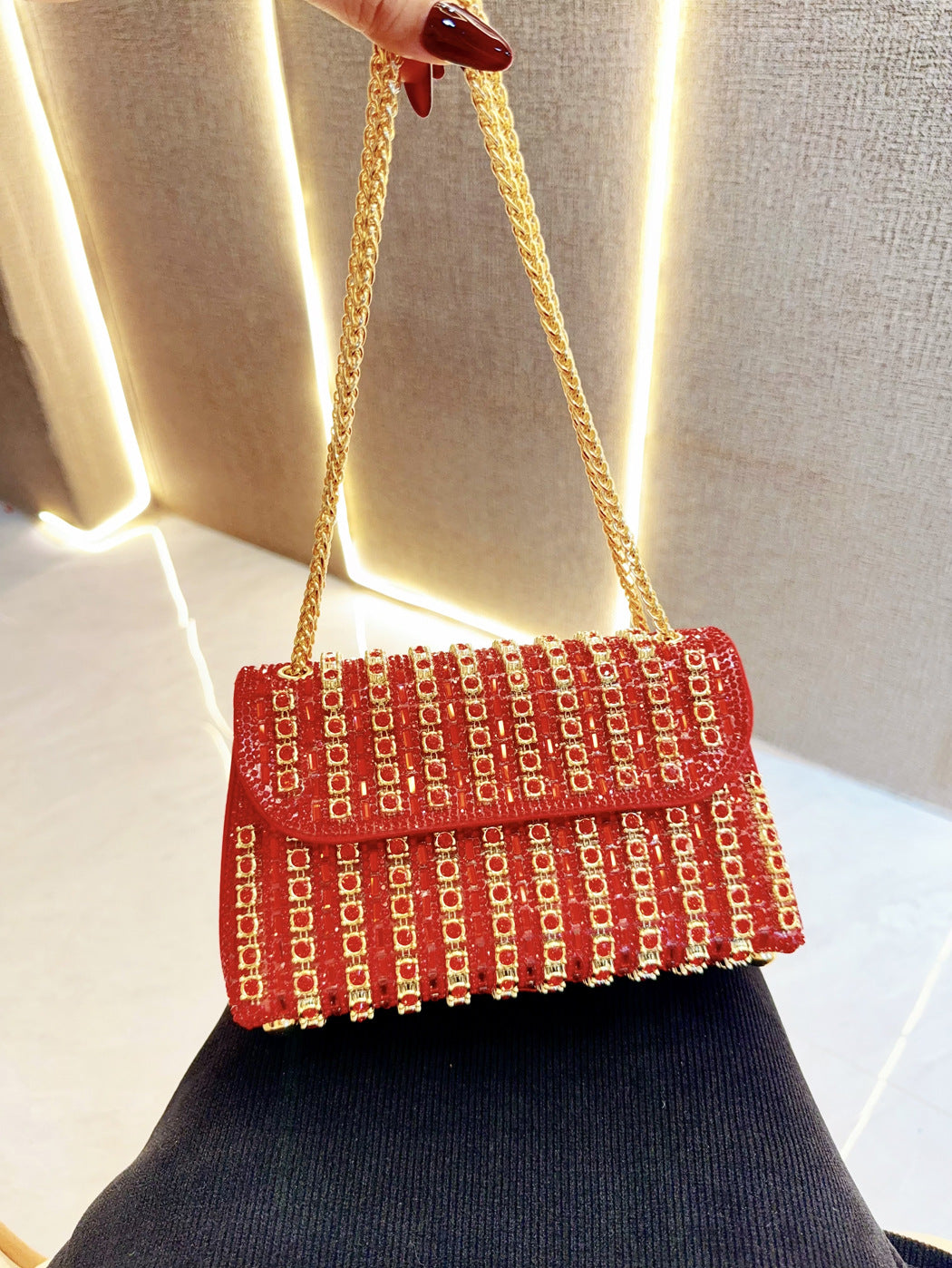 حقيبة يد لامعة مرصعة بأحجار الراين 