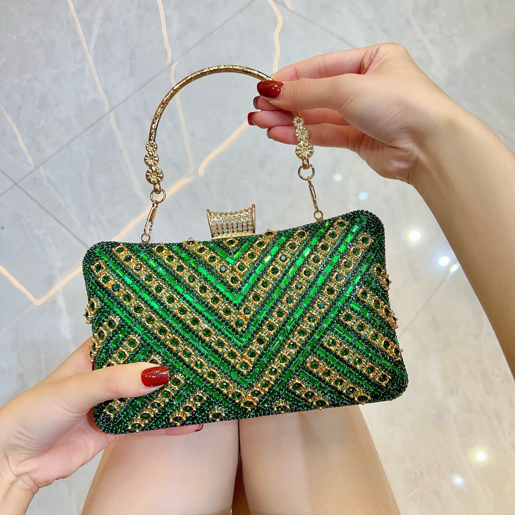 حقيبة يد مزينة بأحجار الراين والخرز اللامع 