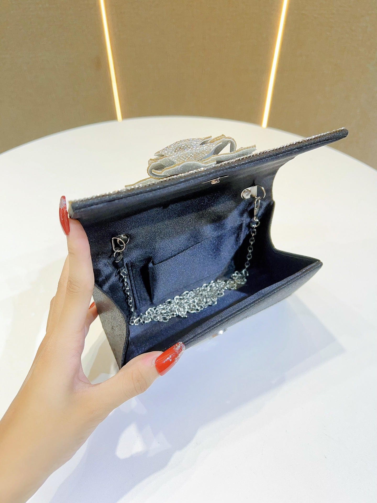 حقيبة يد صغيرة مربعة على شكل زهرة 