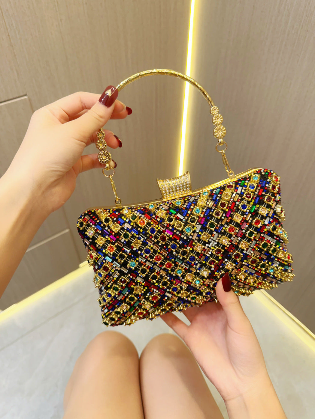 حقيبة يد مزينة بأحجار الراين والخرز اللامع 
