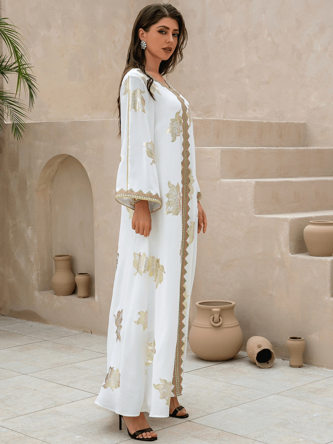 عباية قطعة واحدة بفتحة رقبة على شكل حرف V وتطريز زهور