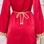 عباية مطرزة بفتحة - حمراء