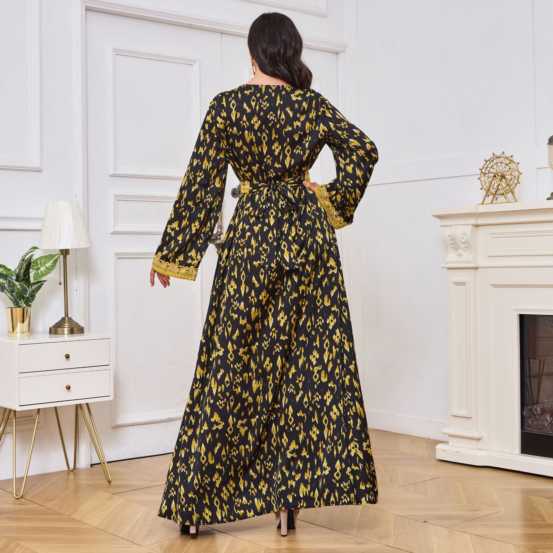 عبايات مطبوعة باللون الذهبي الداكن