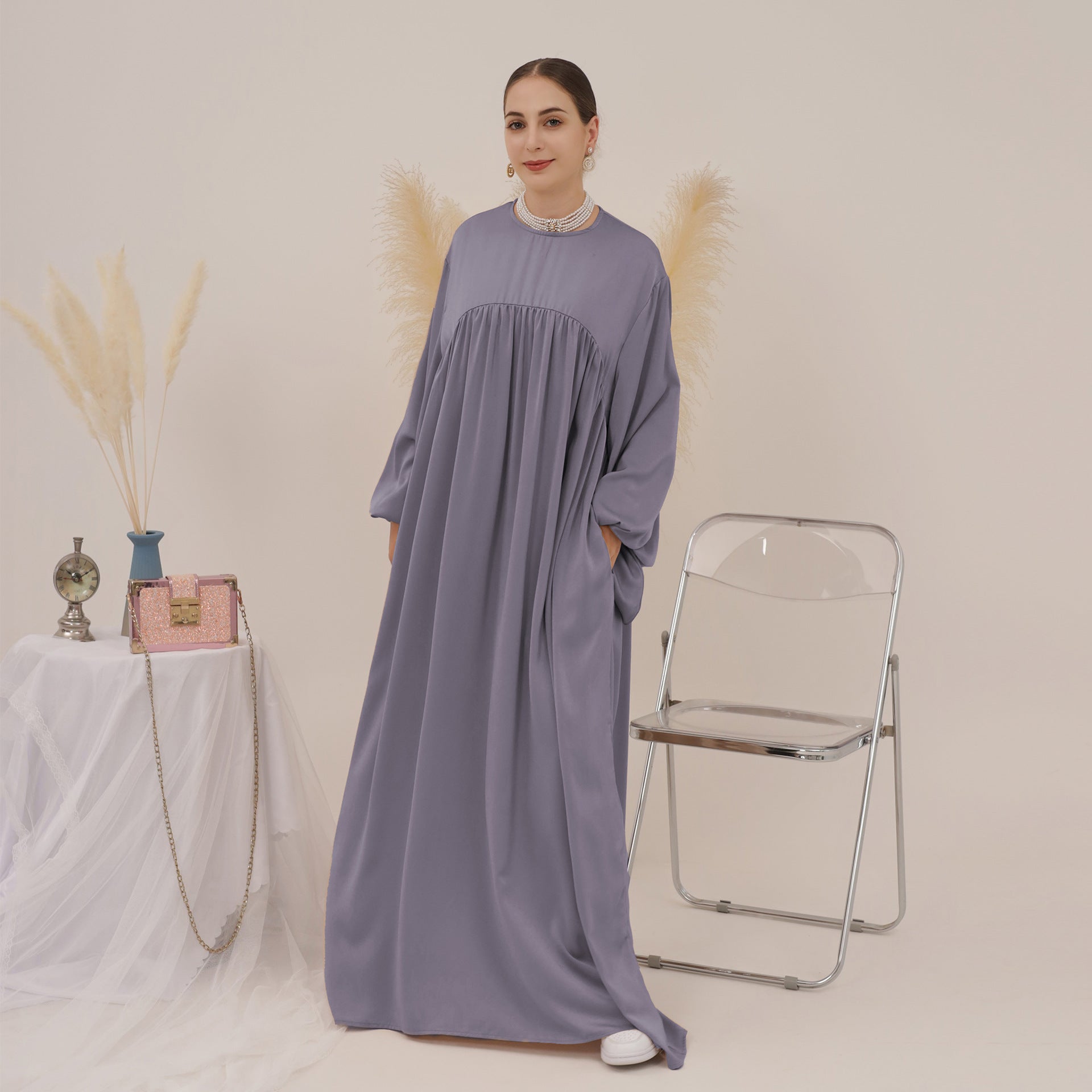 عباية فضفاضة كبيرة بلون سادة مع حجاب