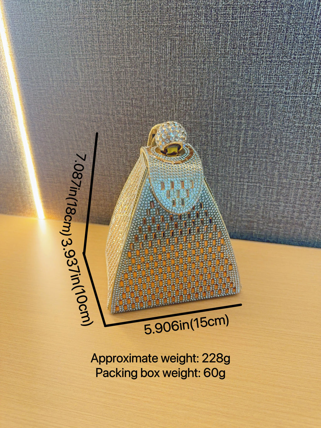 حقيبة يد هرمية من الكريستال 