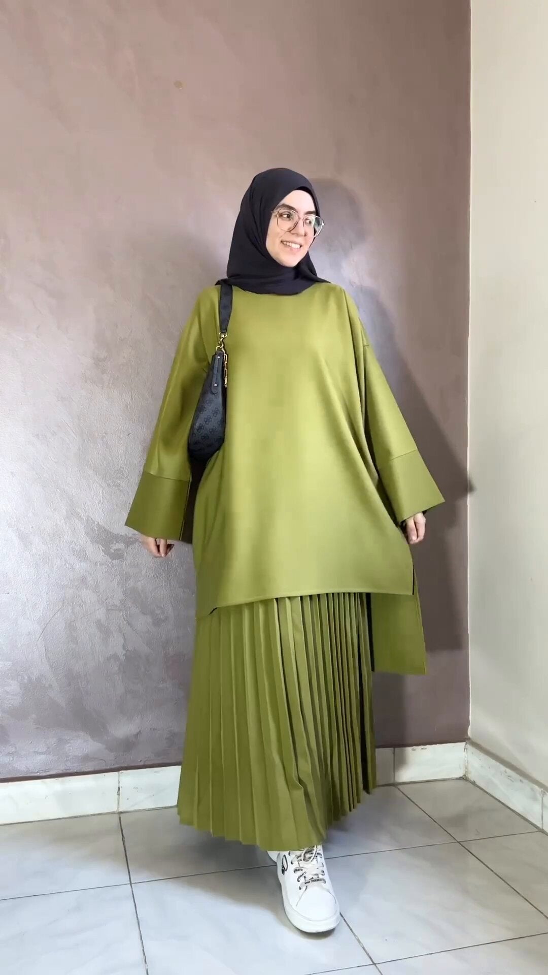 طقم بلوزة بياقة دائرية وتنورة مطوية