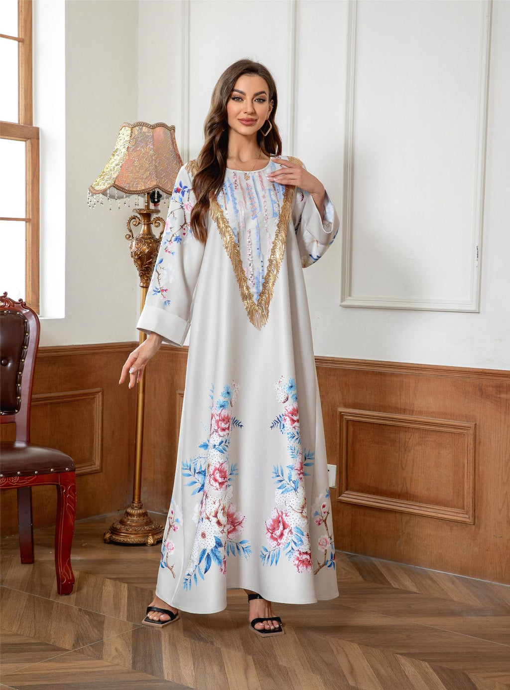 قفطان ذهبي بطبعة زهور وفتحة رقبة على شكل حرف V 