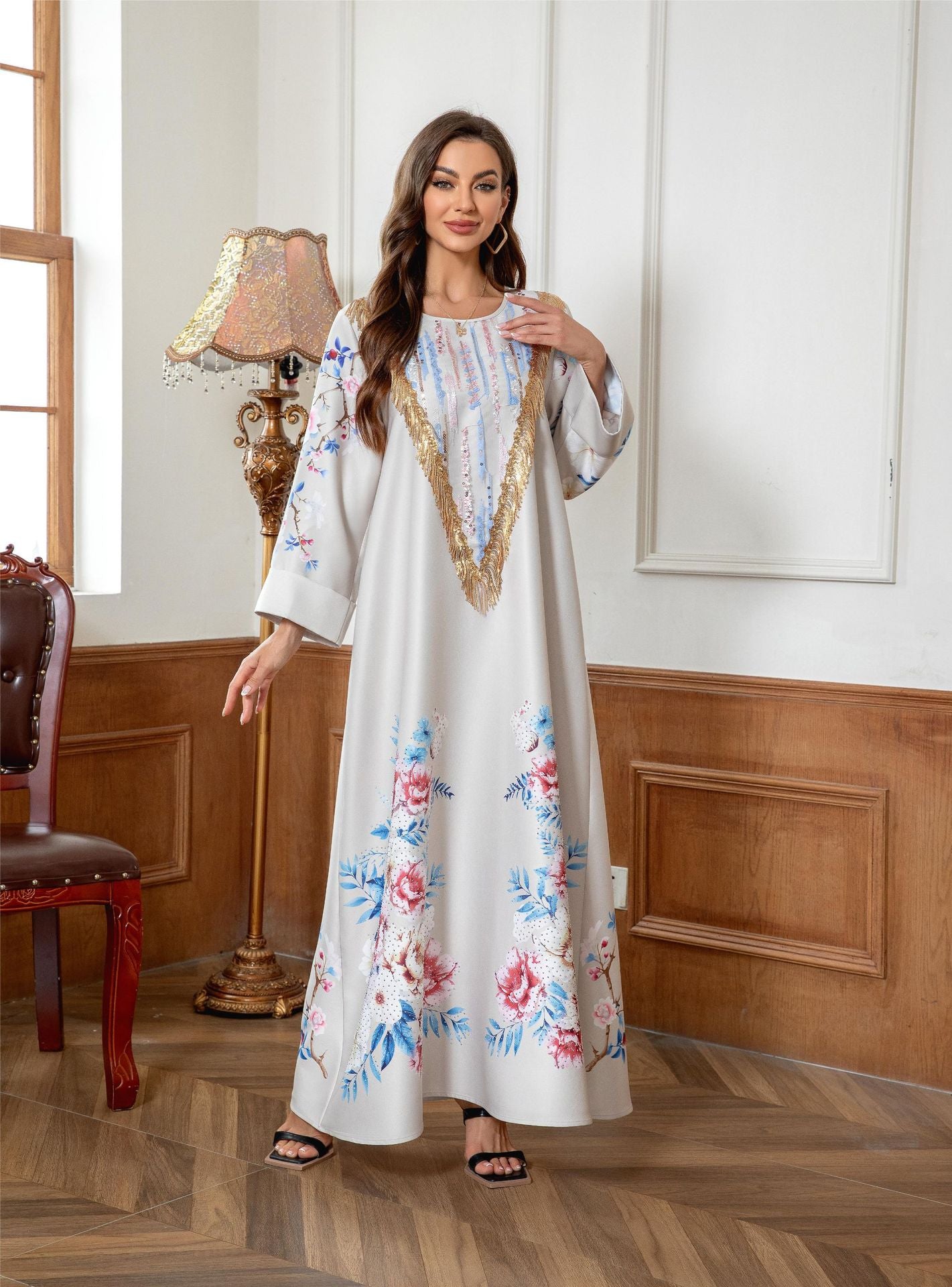 قفطان ذهبي بطبعة زهور وفتحة رقبة على شكل حرف V 