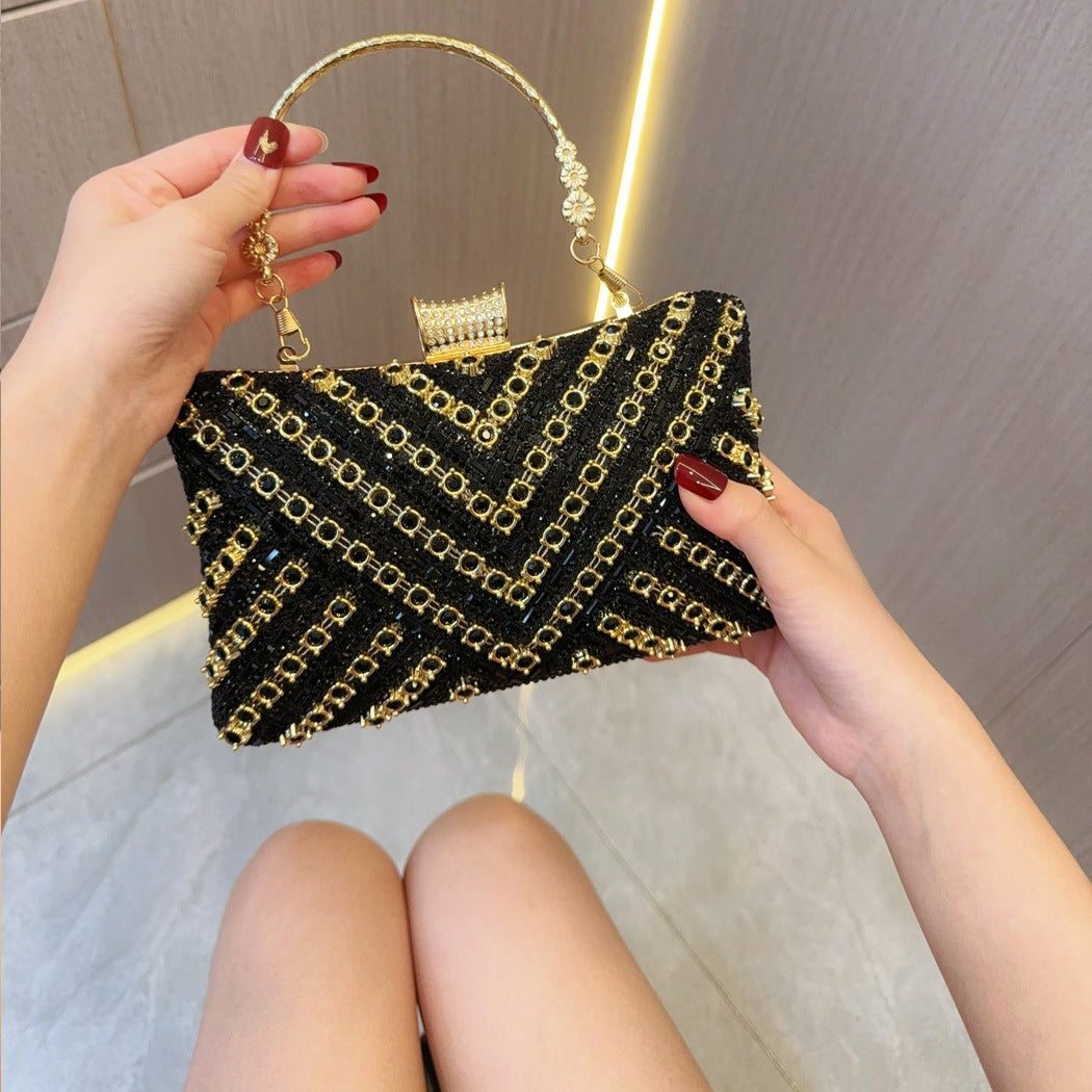 حقيبة يد مزينة بأحجار الراين والخرز اللامع 