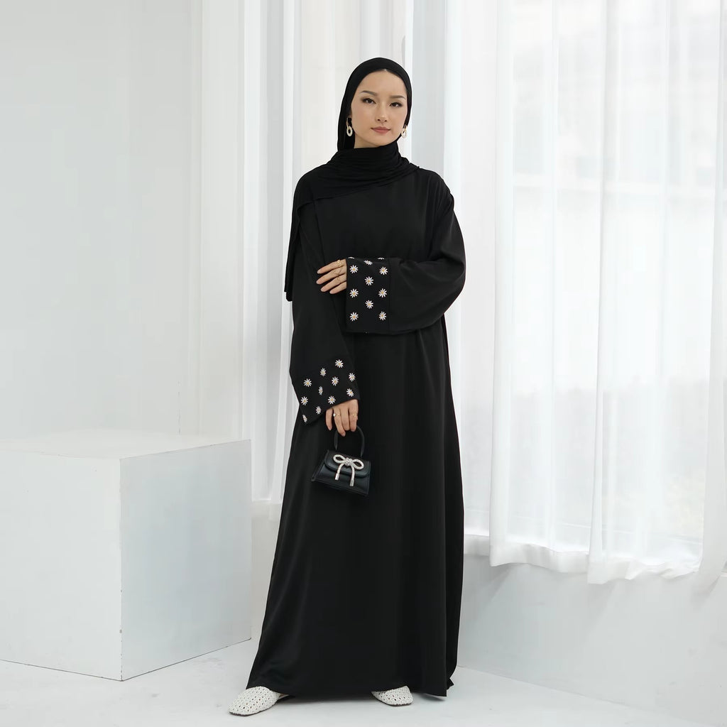 عباية ديزي مطرزة ومغلقة