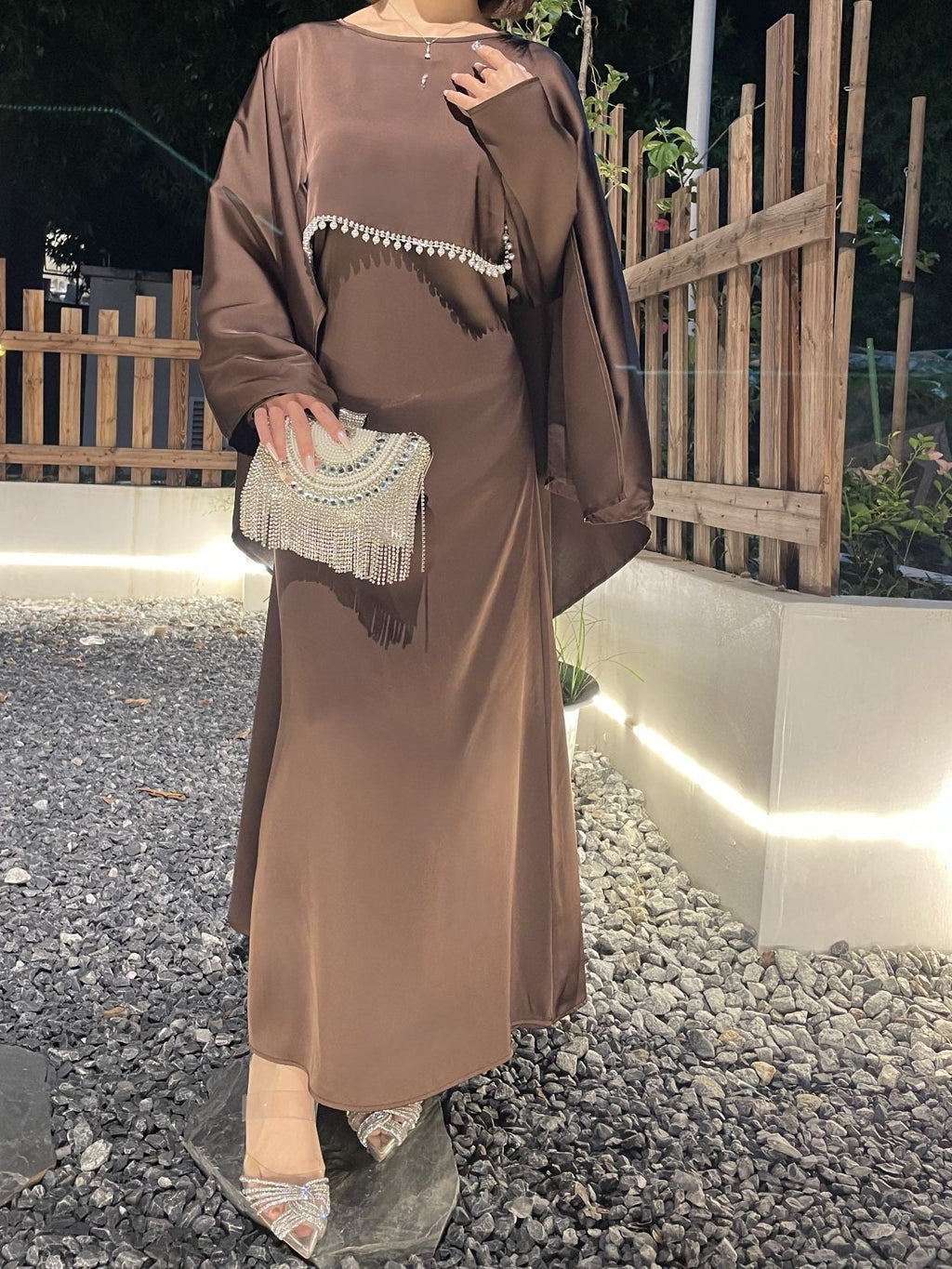 عبايات أنيقة من الساتان